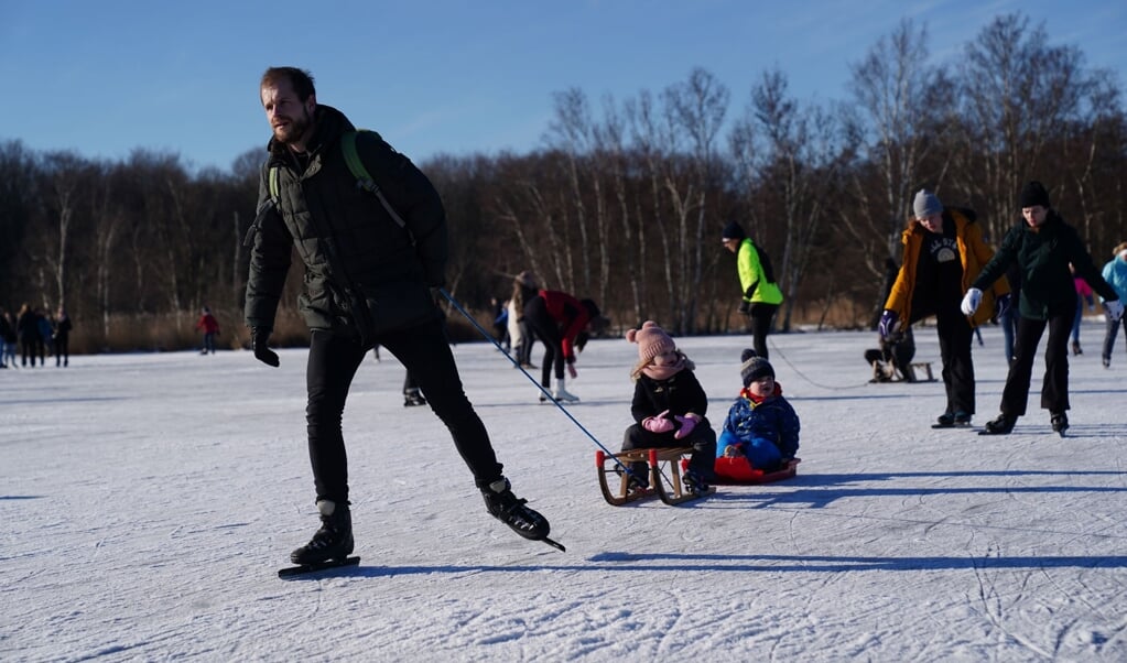 Schaatsliefhebbers haalden dit weekend in groten getale hun schaatsen tevoorschijn om op De Poel te schaatsen. 