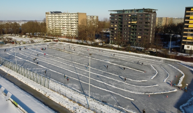 <p>De ijsbaan van Sliedrecht ging vandaag open</p>
