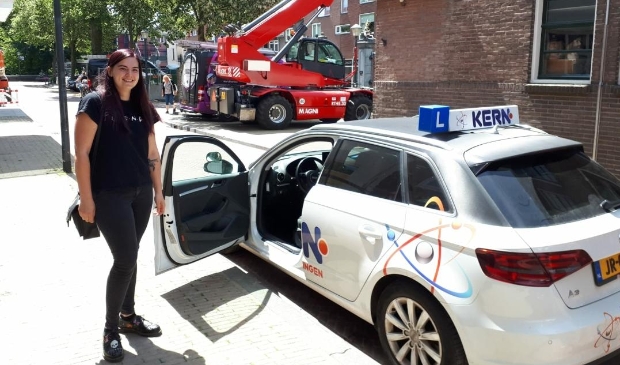 <p>Dane Blom, vlak voor haar eerste rijles in juli 2019</p>