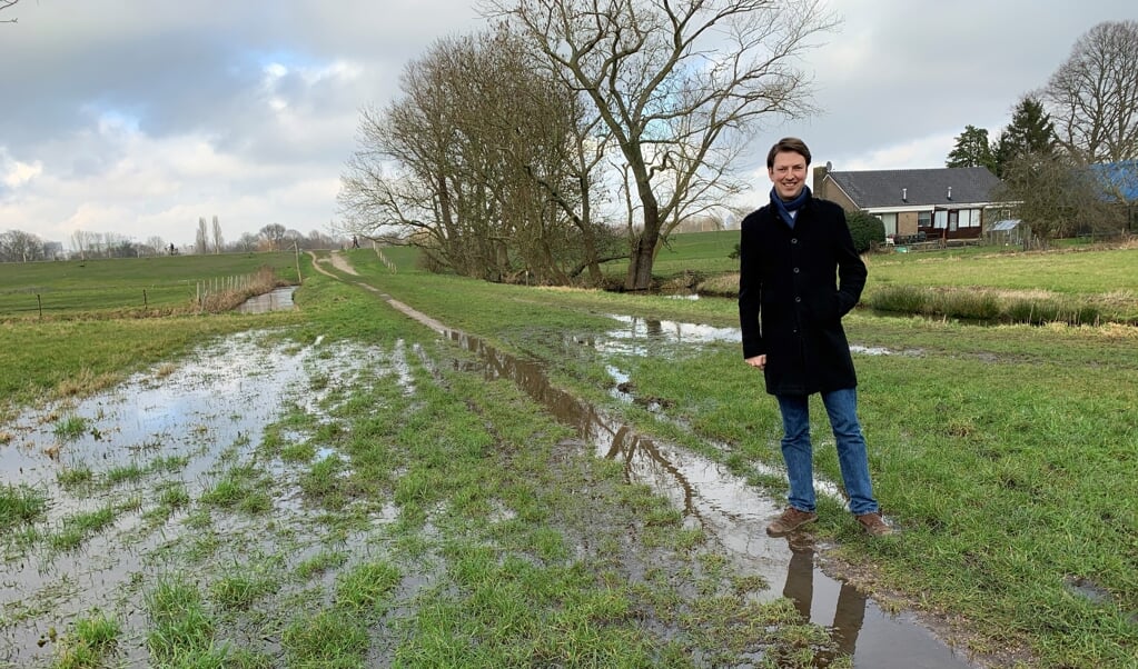 PvdA-raadslid Arnout van den Bosch op een van de modderige paden in de Middelpolder.