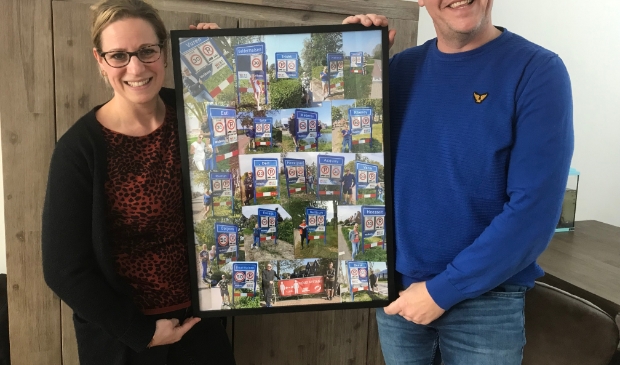 Kristel en Richard met foto's van hun 100.000 stappen challenge