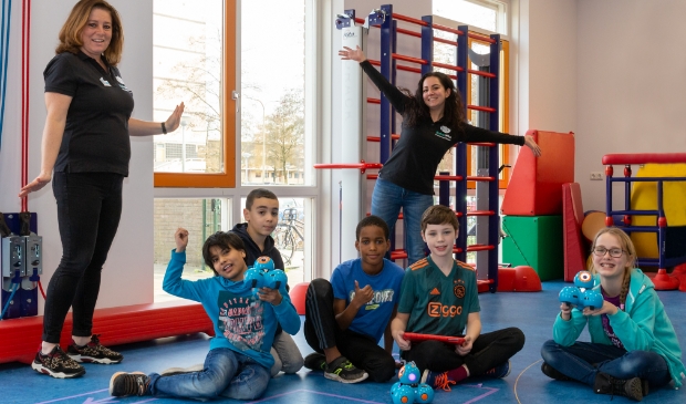 <p>De kinderen vermaken zich prima met de robots.</p>