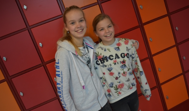 <p>De bloggers en vriendinnen Sofie (links) en Benthe uit Th1B. </p>