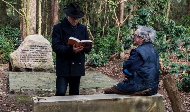 <p>Met het voorlezen van een gedicht nam Wim Hazeu de nieuwe bank bij het graf van Gerrit Achterberg officieel in gebruik.</p>