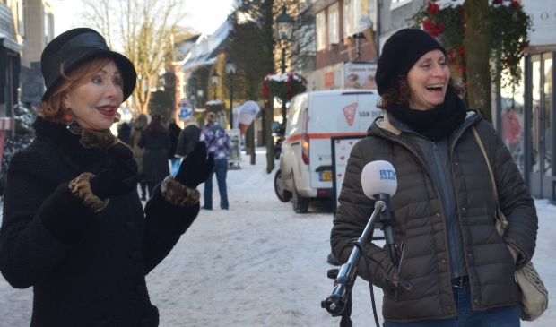 <p>Musicalster Pia Douwes (r) bood spontaan haar hulp aan.</p>
