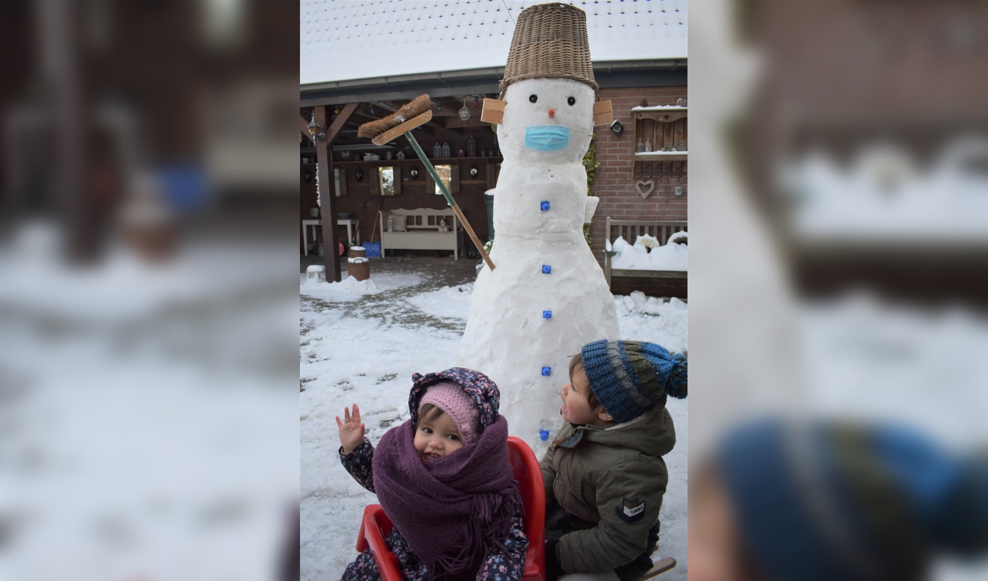 Ezra en Salomé hebben met opa een sneeuwpop gemaakt. Alles Corona-proof!