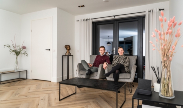 <p>Jan en Esther de Waard in hun woonkamer in Barneveld.</p>