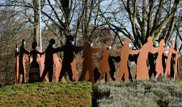 Figuren op rotonde met mondkapje