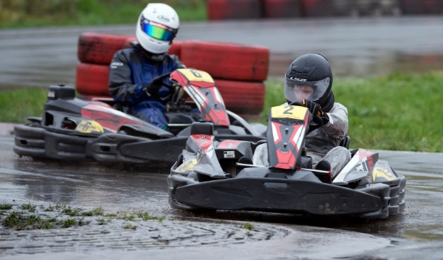 Lukas in een 'battle' op een natte outdoor baan.