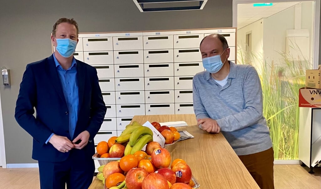 Wethouder Berkhout verrast Bert Kozijn van het Hermann Wesselink College met fruitschalen.