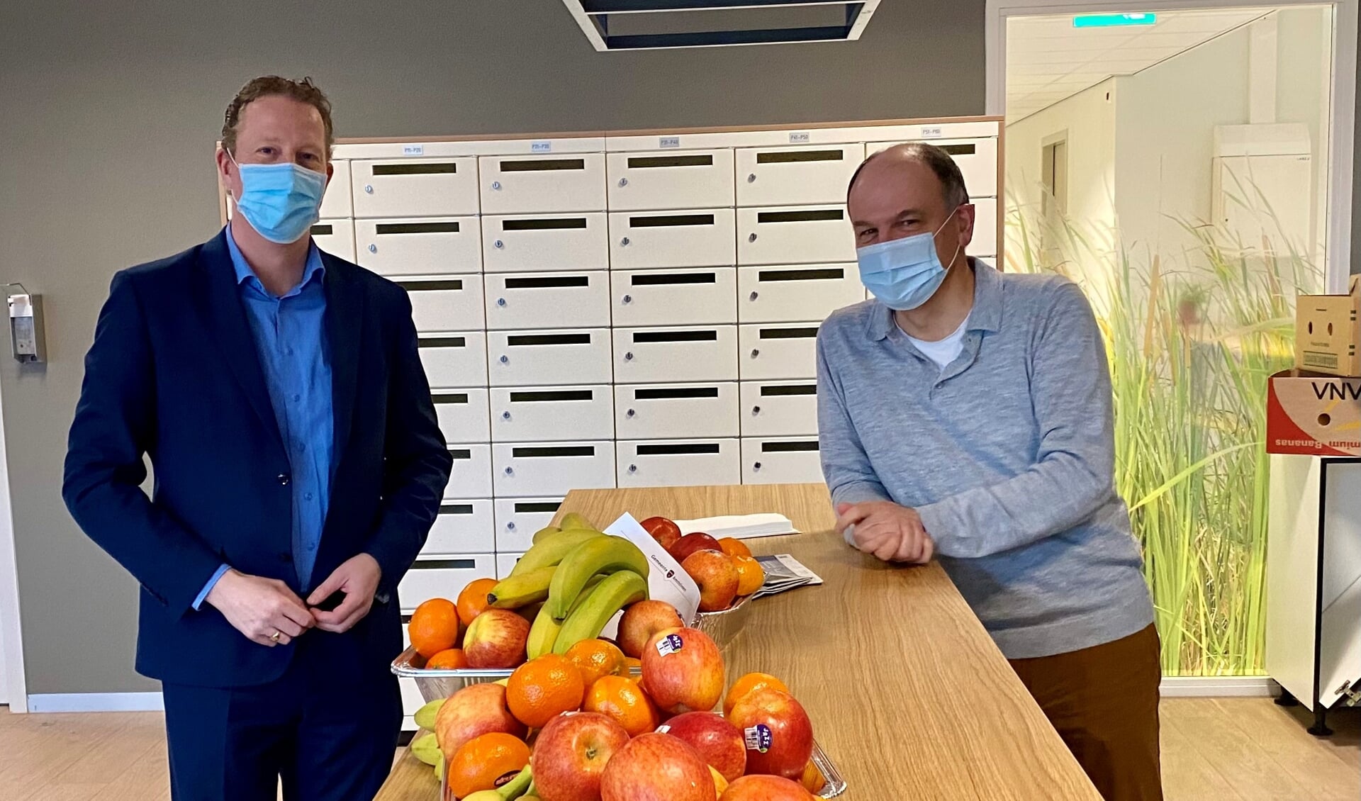 Wethouder Berkhout verrast Bert Kozijn van het Hermann Wesselink College met fruitschalen.