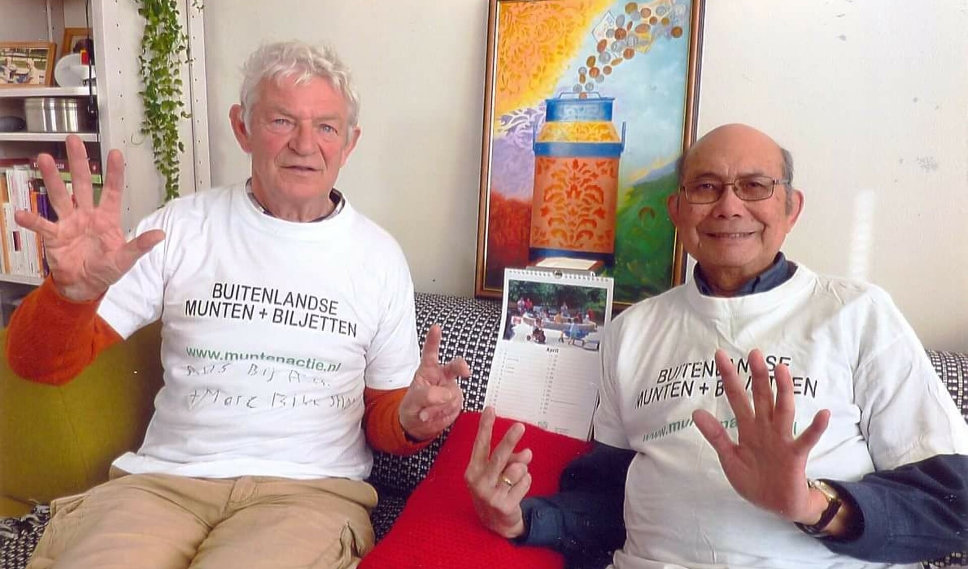 Muntenman Toon Borst (links) en bussenschilder Bert Bronkhorst hopen nog veel vreemde valuta in te zamelen voor het goede doel. 