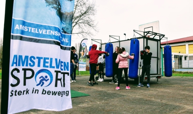 <p>De pak-een-zaktraining is populair. Zo krijgen de kinderen de eerste beginselen van het boksen onder de knie. </p>