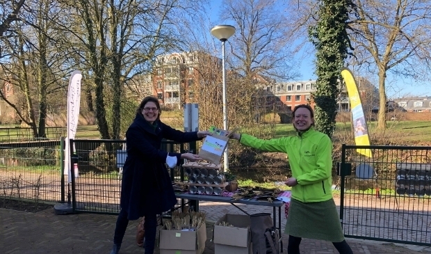 <p>Wethouder Maud Hulshof neemt het eerste BIJzondere tasje in ontvangst bij de Stadsboerderij en geeft daarmee de aftrap van de B&B for Bees actie tijdens de Plant4daagse. </p>
