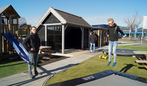 <p>De Groot is gespecialiseerd in buitenspeelgoed en buitenverblijven.</p>