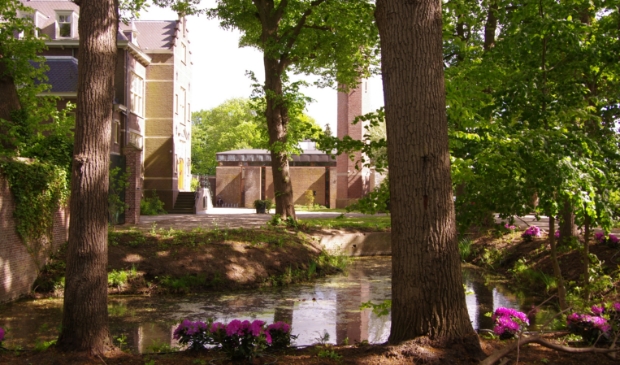 Buitenplaats Broekbergen; voorterrein met de kapelzaal