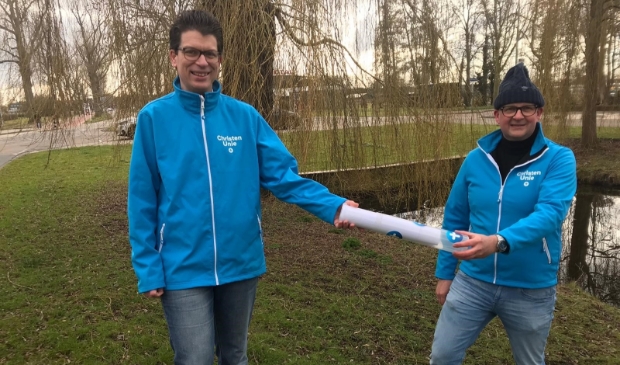 Overdracht estafette stokje in Ramplaankwartier