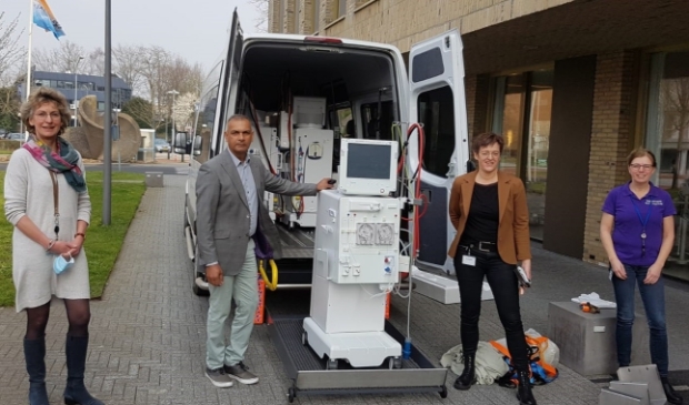<p>Directeur Thakoersingh van het RCR Health Centre in Paramaribo neemt de dialysemachines van Niercentrum Midden Nederland in ontvangst</p>