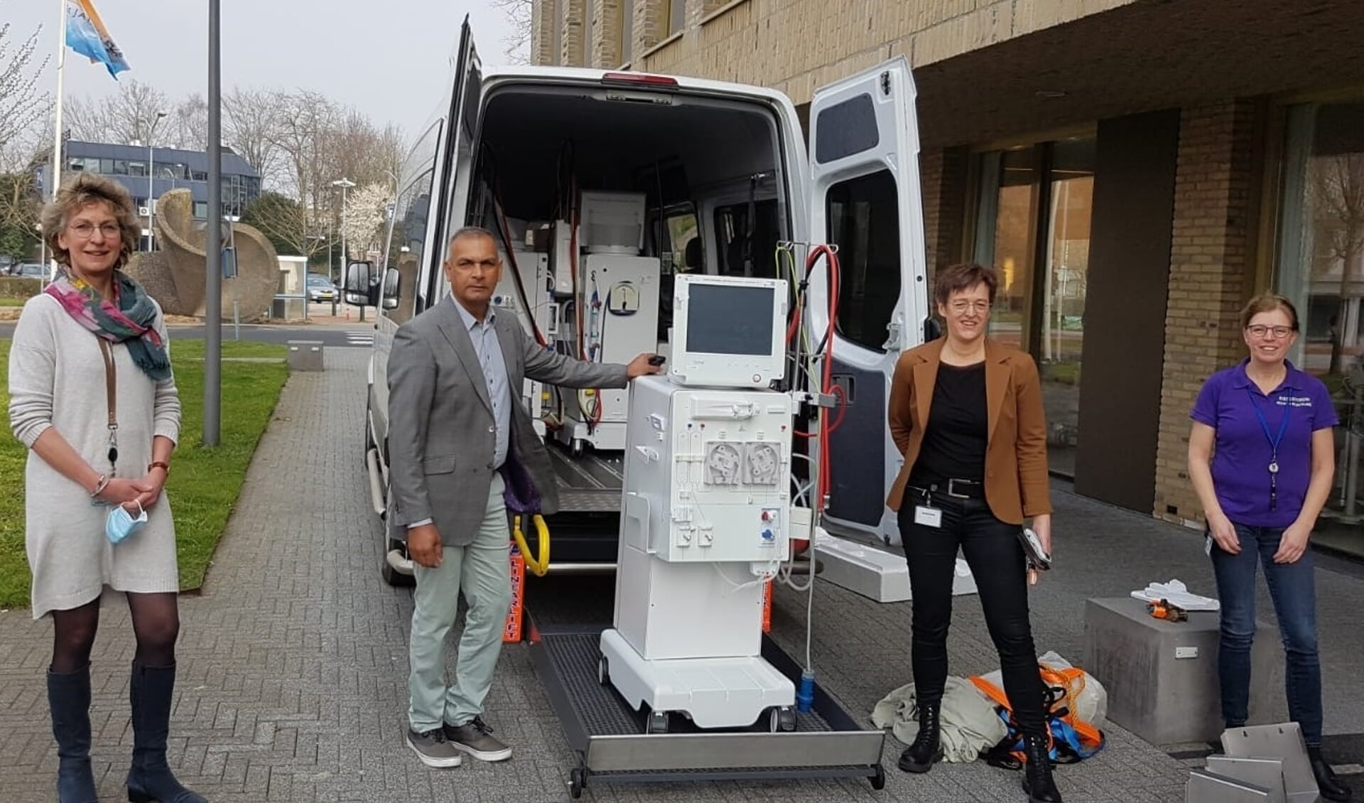 Directeur Thakoersingh van het RCR Health Centre in Paramaribo neemt de dialysemachines van Niercentrum Midden Nederland in ontvangst