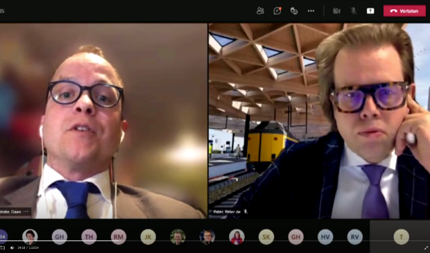 <p>Daan Westrate (CU) en wethouder Peter de Pater tijdens de online raadsvergadering</p>