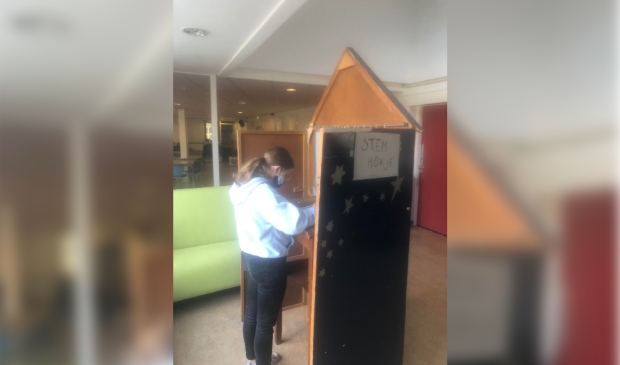 Leerling aan het stemmen op school.