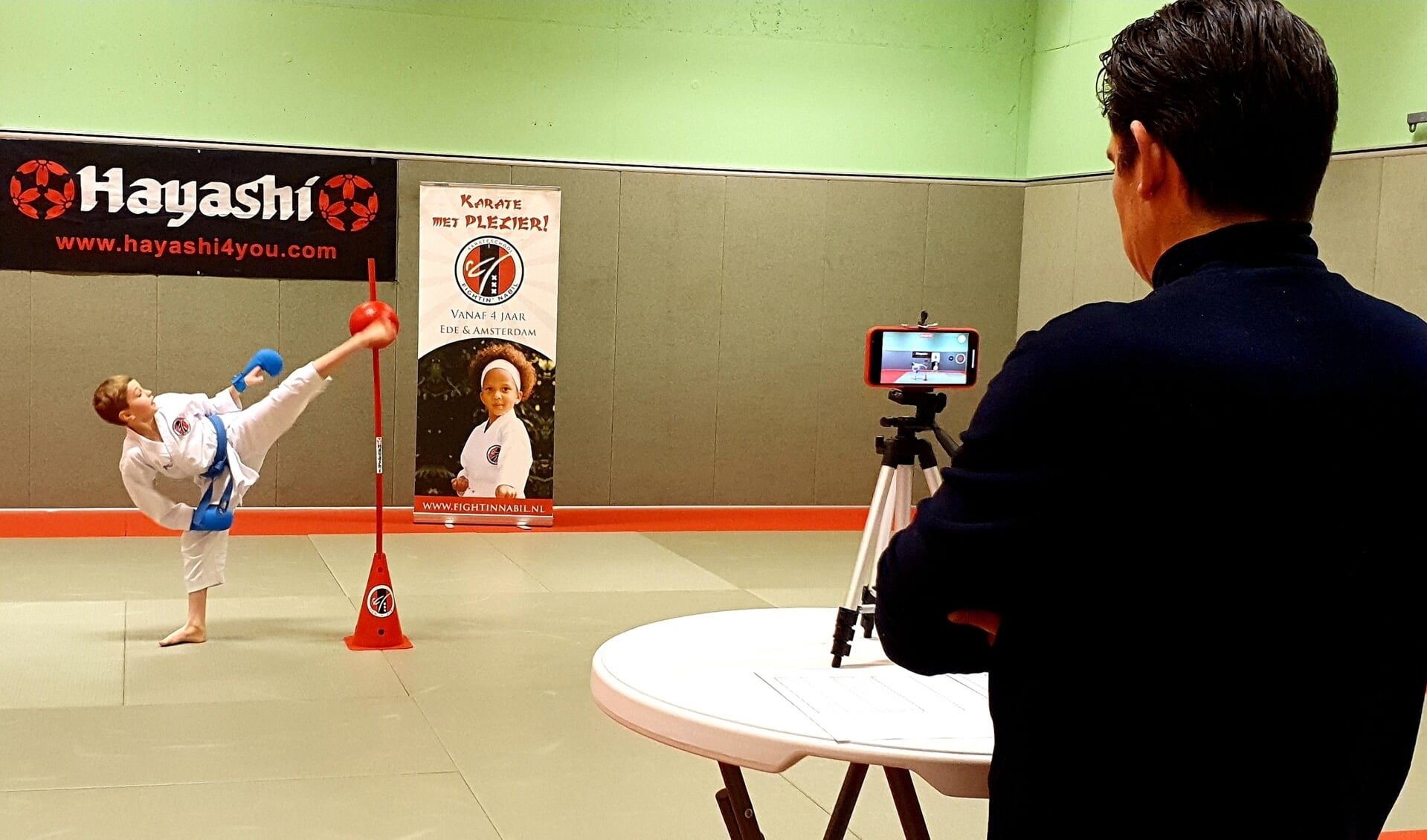 Sven Buth trappend in actie tijdens een virtueel karatekampioenschap