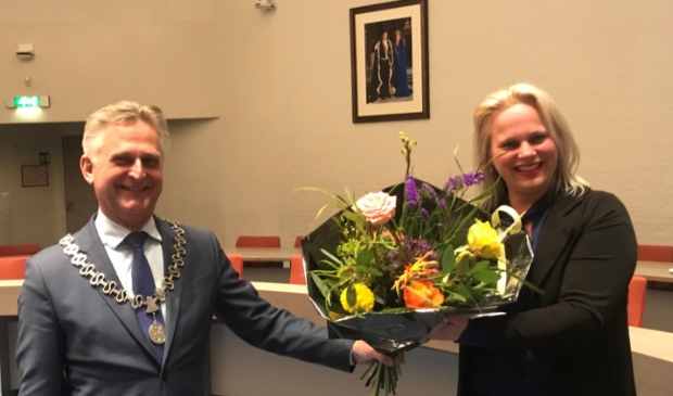 <p>Marcella van Esterik ontving direct na haar installatie als raadsgriffier bloemen uit handen van burgemeester Rob Metz.</p>