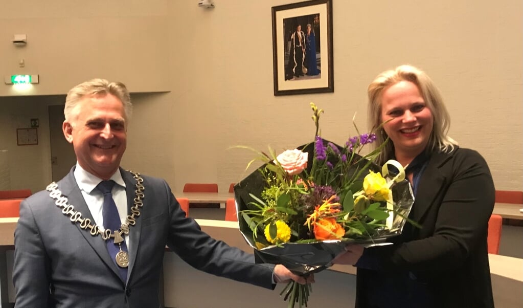 Marcella van Esterik ontving direct na haar installatie als raadsgriffier bloemen uit handen van burgemeester Rob Metz.