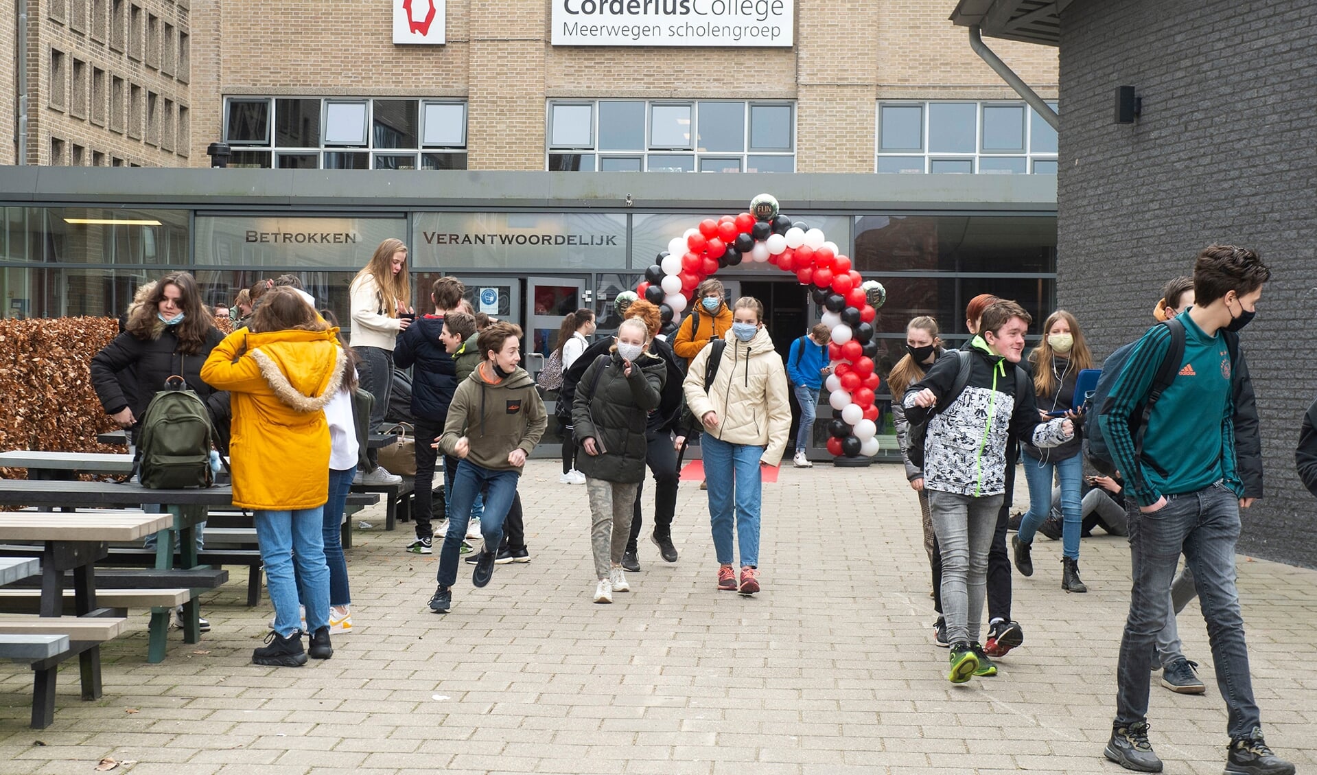 Leerlingen van het Corderius College, waaronder veel Leusdense kinderen, gaan sinds maandag weer naar school.