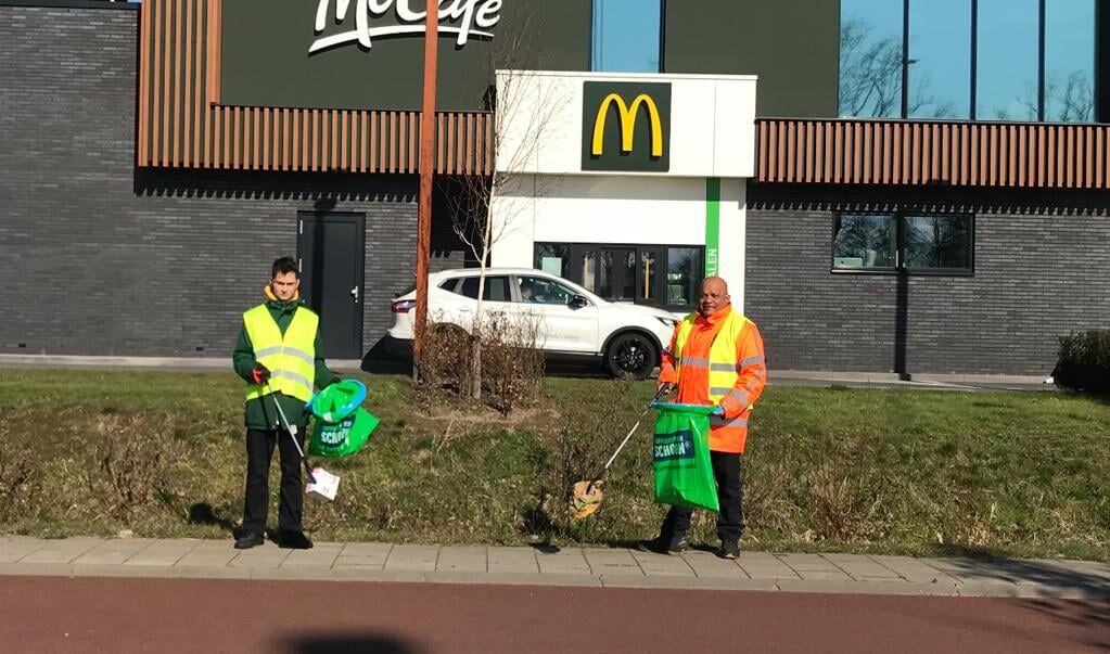 Vandaag tijdens de Landelijke Opschoondag zijn beide medewerkers van McDonald’s Amersfoort De Wieken op pad