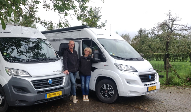 <p>Jos en Marianne van Bentum bij hun campers.</p>