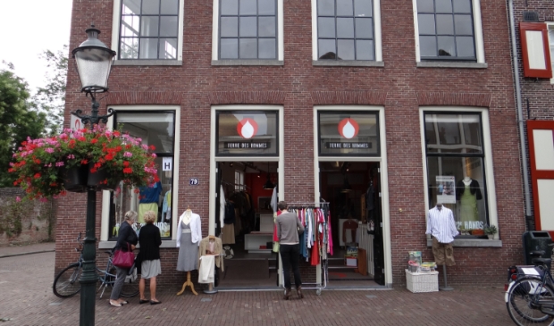 Voorkant Terre des Hommes winkel op Kamp 79