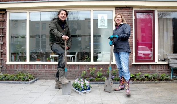 <p>Demissionair minister Cora van Nieuwenhuizen geeft samen met TV-tuinman Lodewijk Hoekstra het startschot.</p>