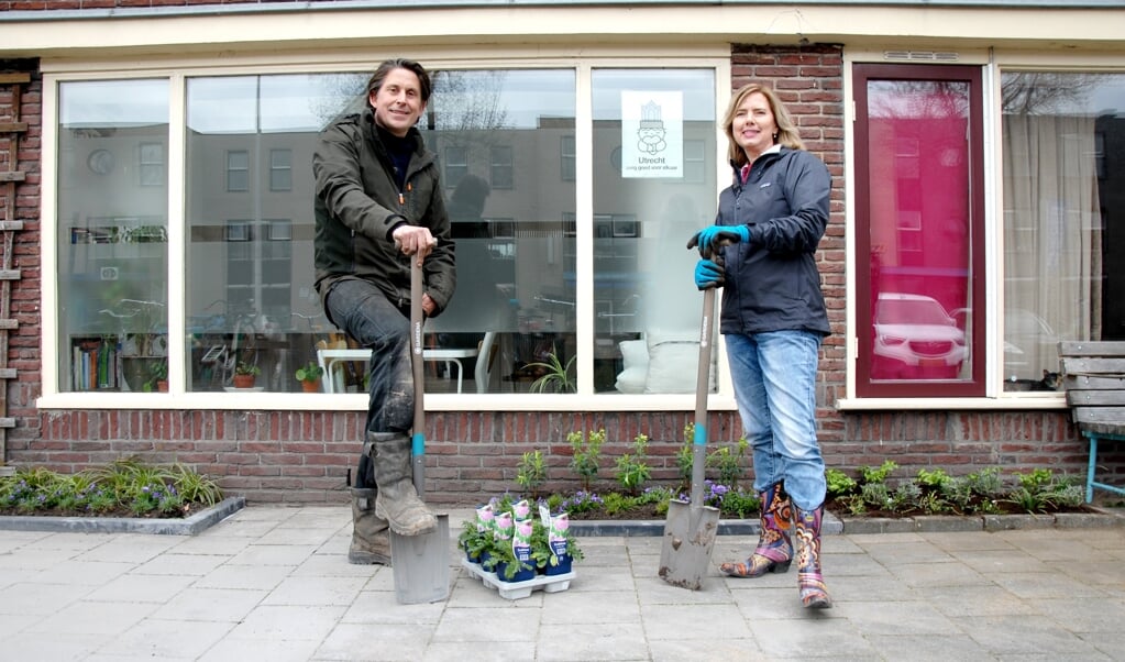 Demissionair minister Cora van Nieuwenhuizen geeft samen met TV-tuinman Lodewijk Hoekstra het startschot.