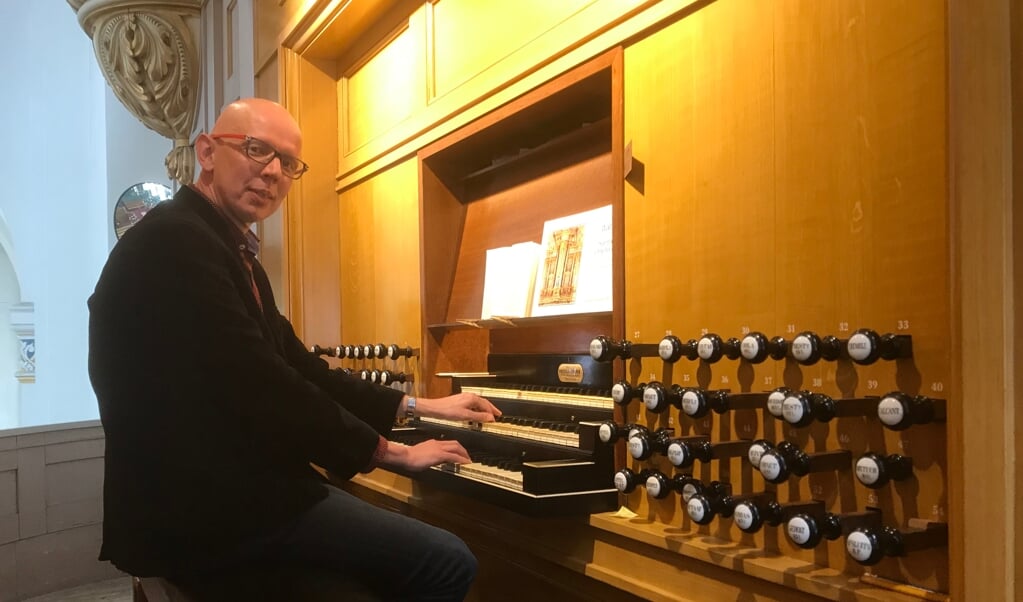 Arjan Versluis achter het kerkorgel in de Grote kerk, het is gebouwd in 1853