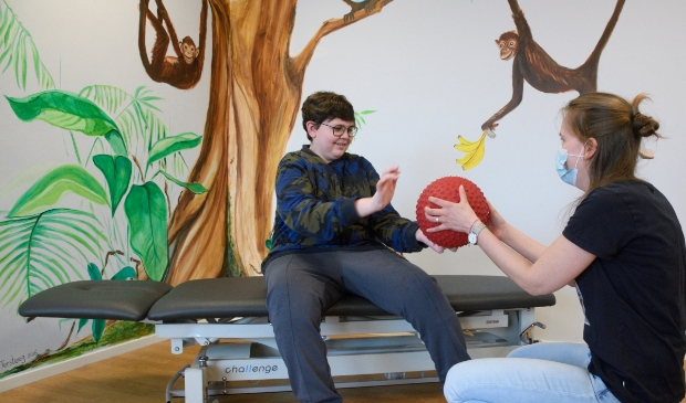<p>Ruben Simon met kinderfysiotherapeut Merel Bout.</p>