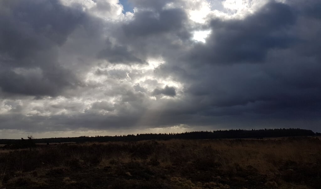 Donkere wolken boven de Edese Heide.