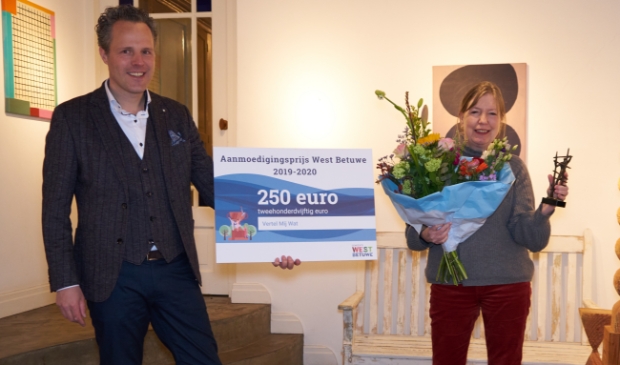 <p>Wethouder Rutger van Stappershoef reikt de eerste Cultuurprijs West Betuwe uit aan Stroomhuis Neerijen</p>