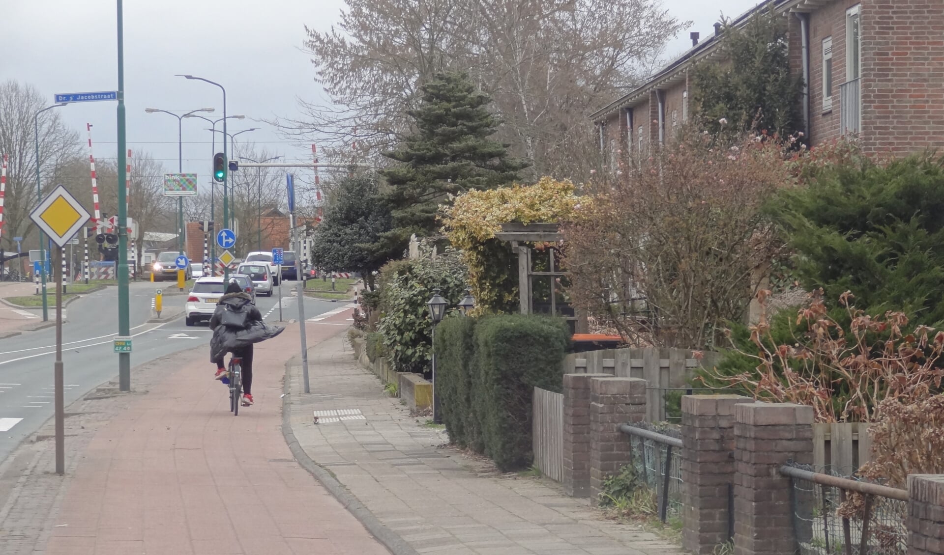 De tuinen langs de Ossendamweg maken deels plaats voor een (breder) fietspad.