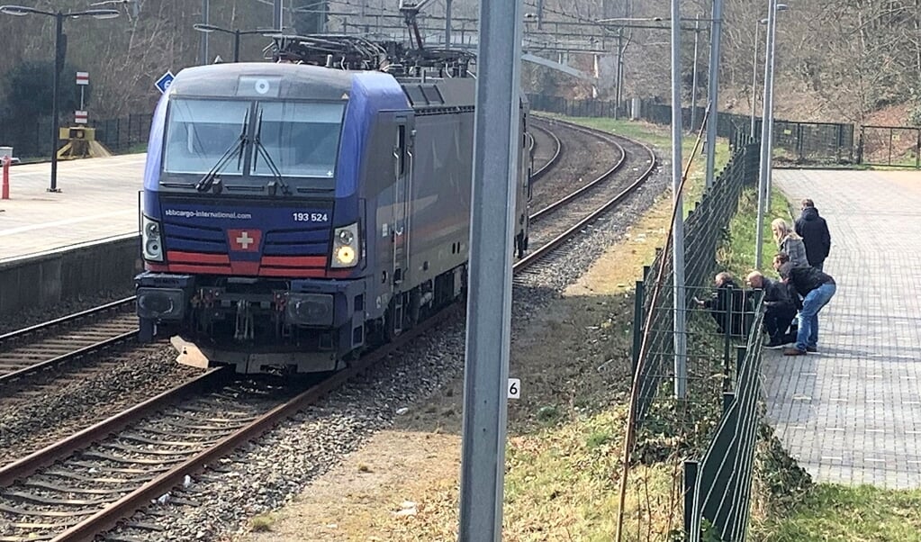 De Vectron pendelde even heen en weer tussen het station en het Kippenbruggetje. Cursisten bestuderen het veiligheidssysteem.  