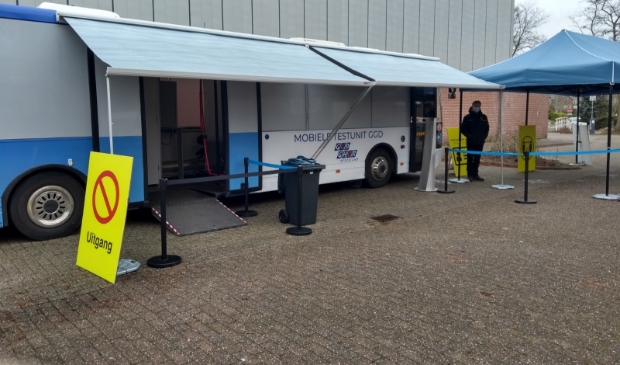 Coronatestbus bij de Bindelwijk.