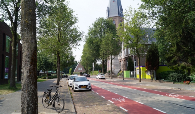 <p>De bussluis komt ter hoogte van de Urbanuskerk in Bovenkerk</p>