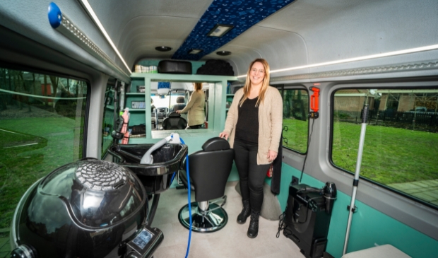 <p>Kapster Brenda van Bruksvoort in haar Bussalon.</p>
