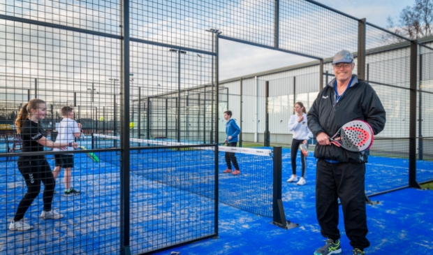 <p>Herbert Cramer bij de derde padelbaan.</p>