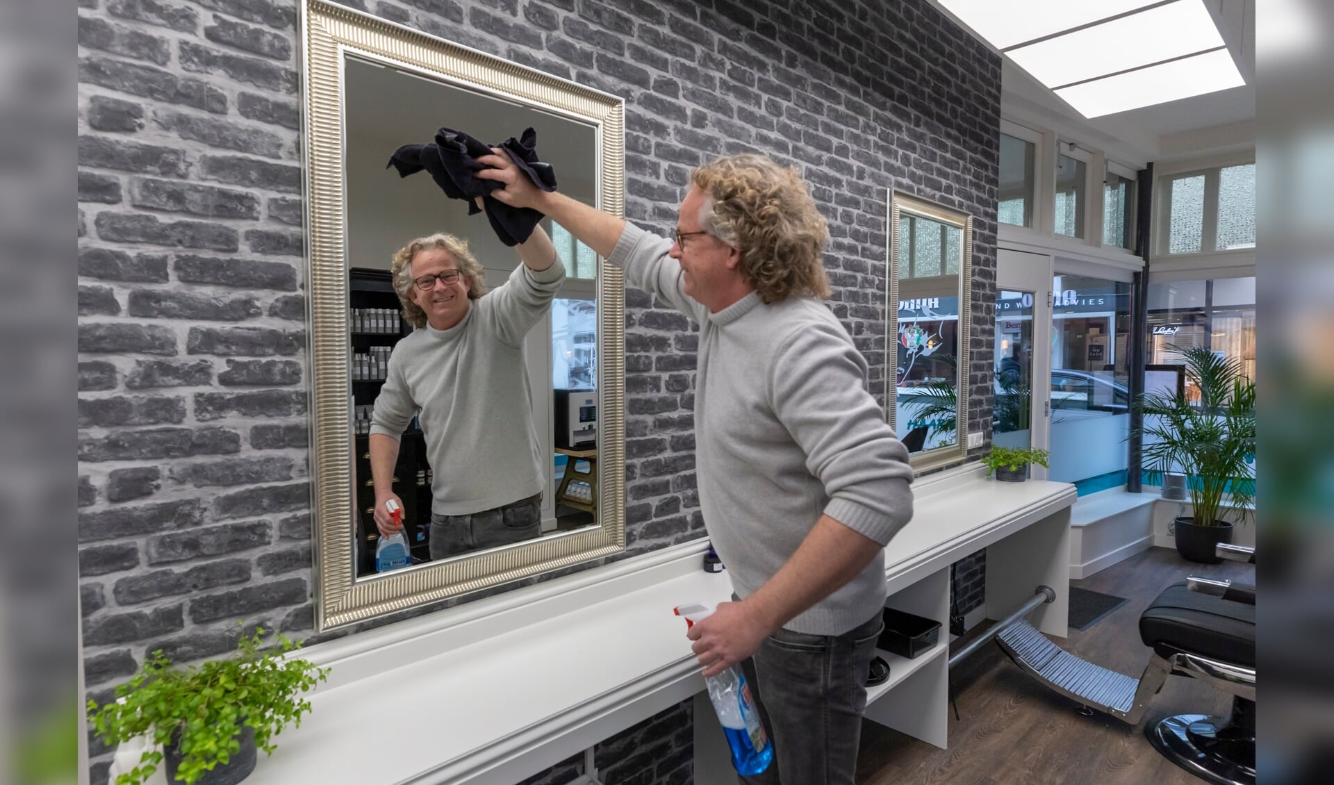 Willem den Bleeker checkt of alles goed schoon is in de kapsalons alvorens hij woensdag weer open gaat