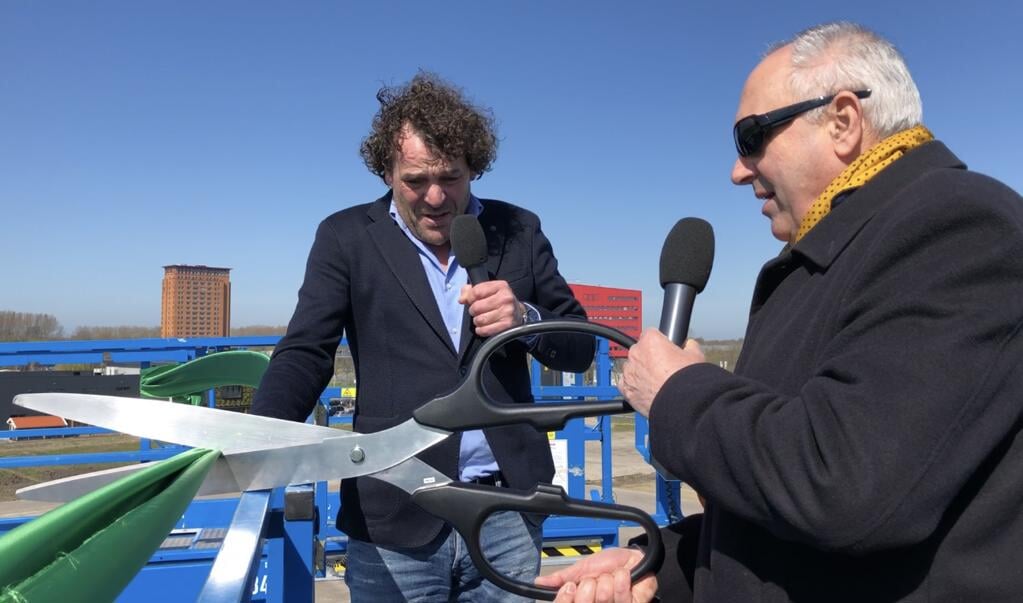 Peter van Dalen opent het zonnepark door op het dak een lint door te knippen