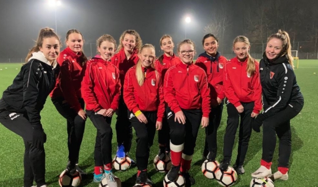 <p>Het enthousiaste meidenteam van SCW.</p>