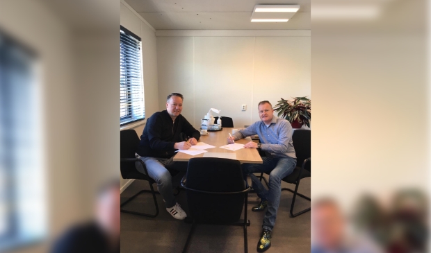 Patrick namens SV Odijk en Martin namens Jumbo tekenen het contract