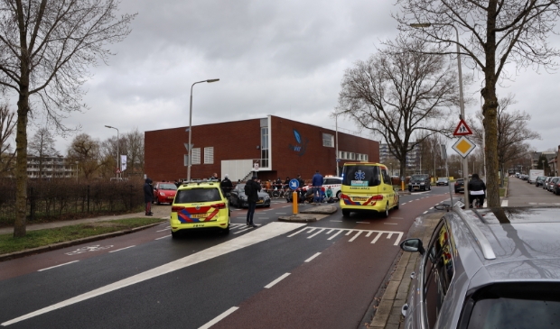 Het ongeval trekt veel bekijks van omstanders.