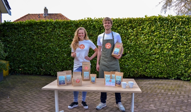 <p>Ynske Lankreijer en Dave Timmer met het assortiment van No Rush Decaf.</p>